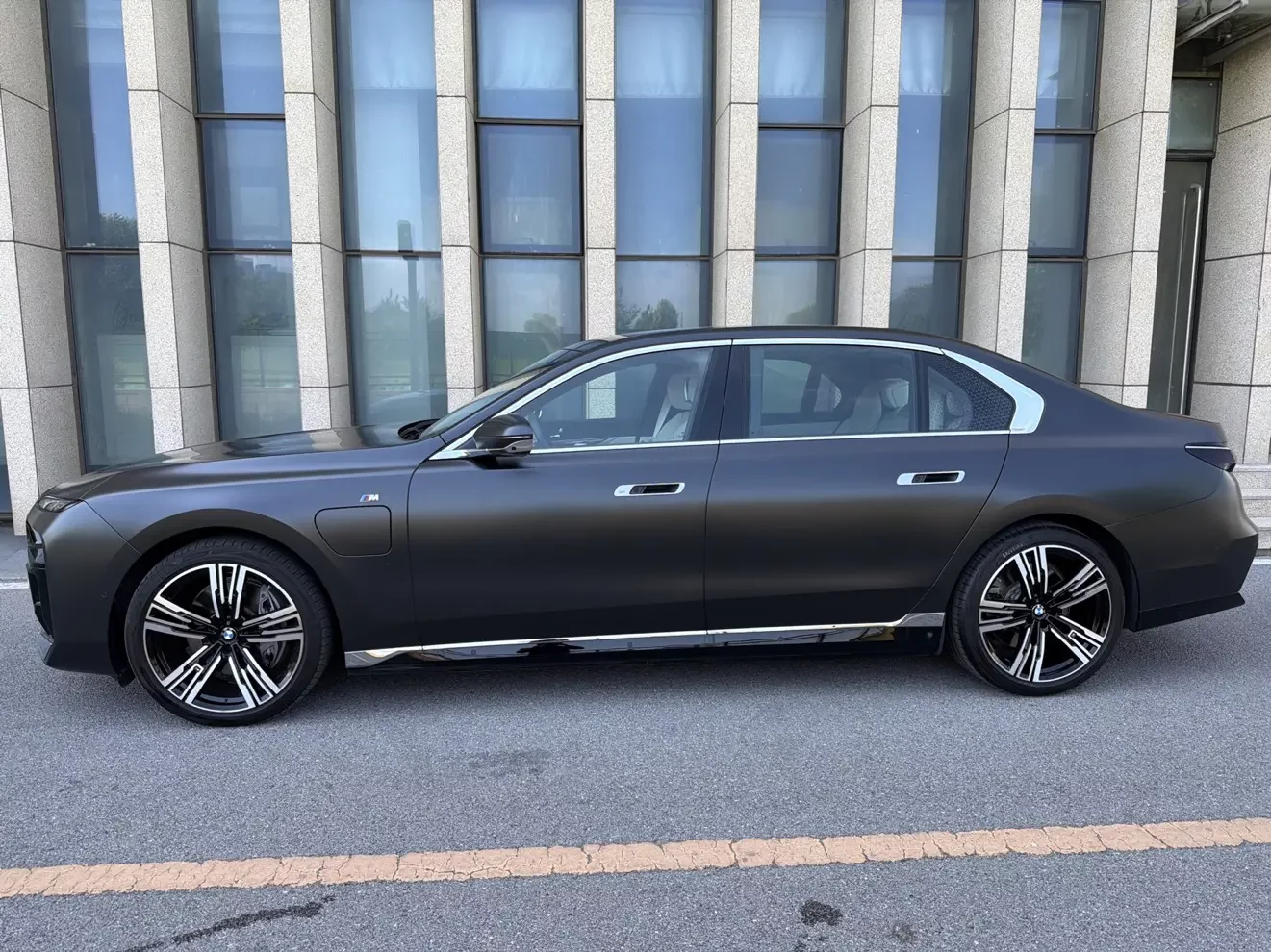 BMW i7