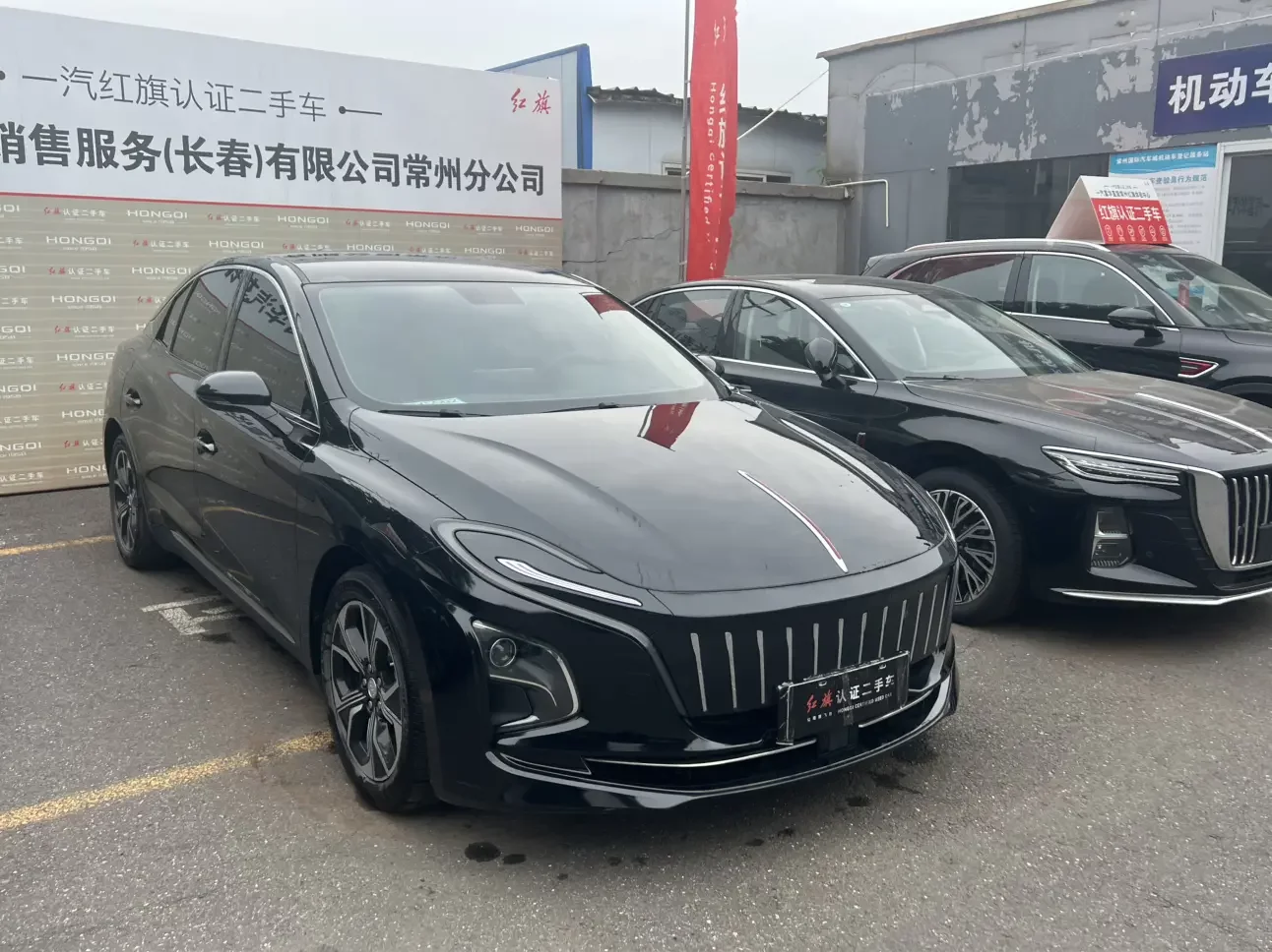 Hongqi E-QM5