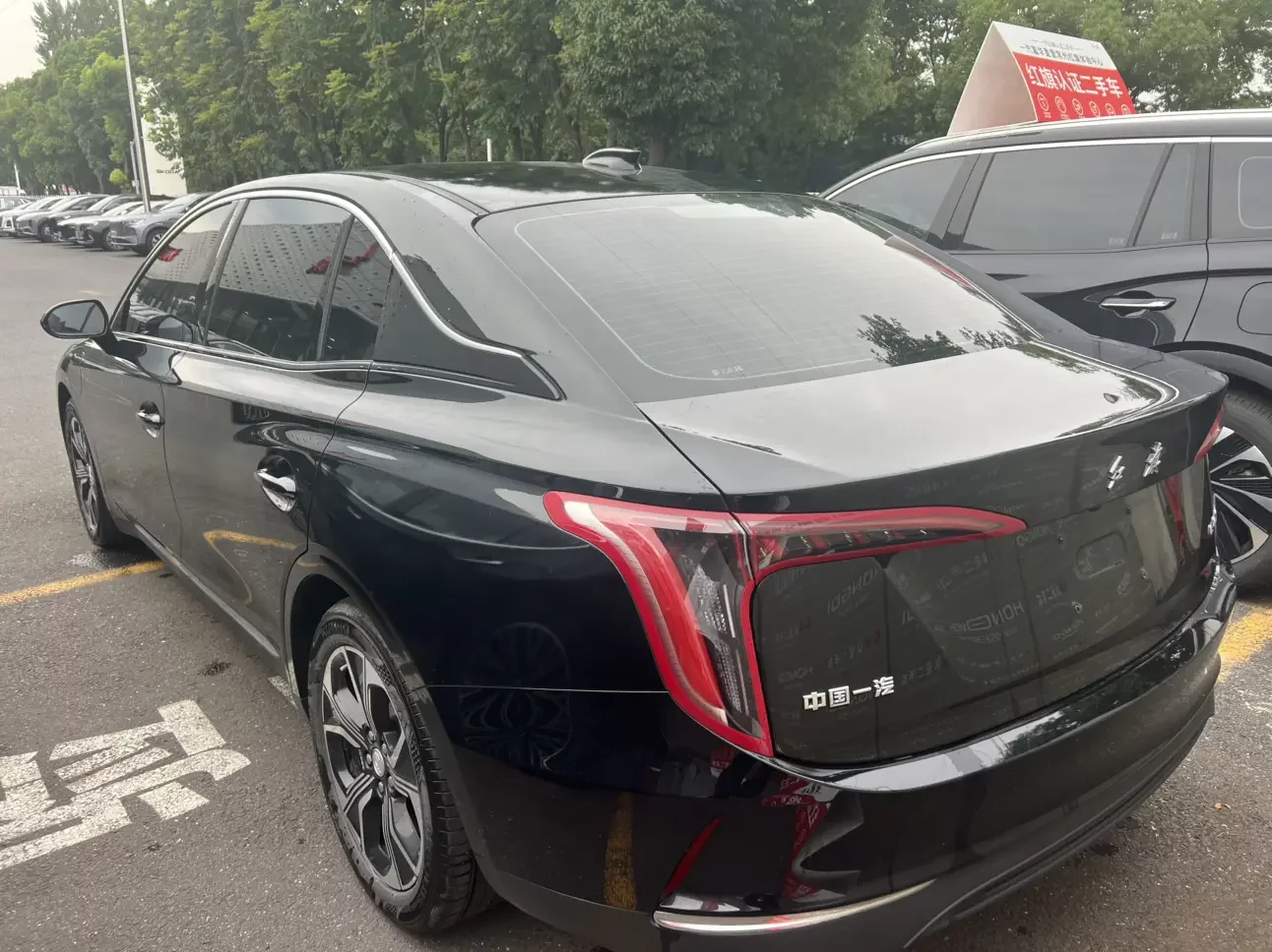 Hongqi E-QM5