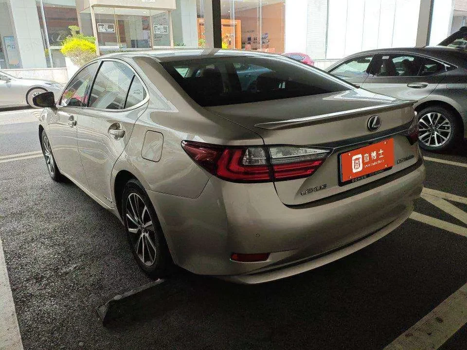 Lexus ES