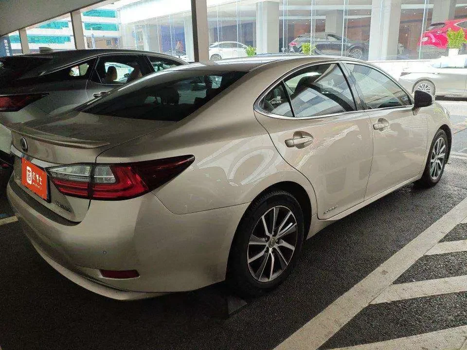 Lexus ES