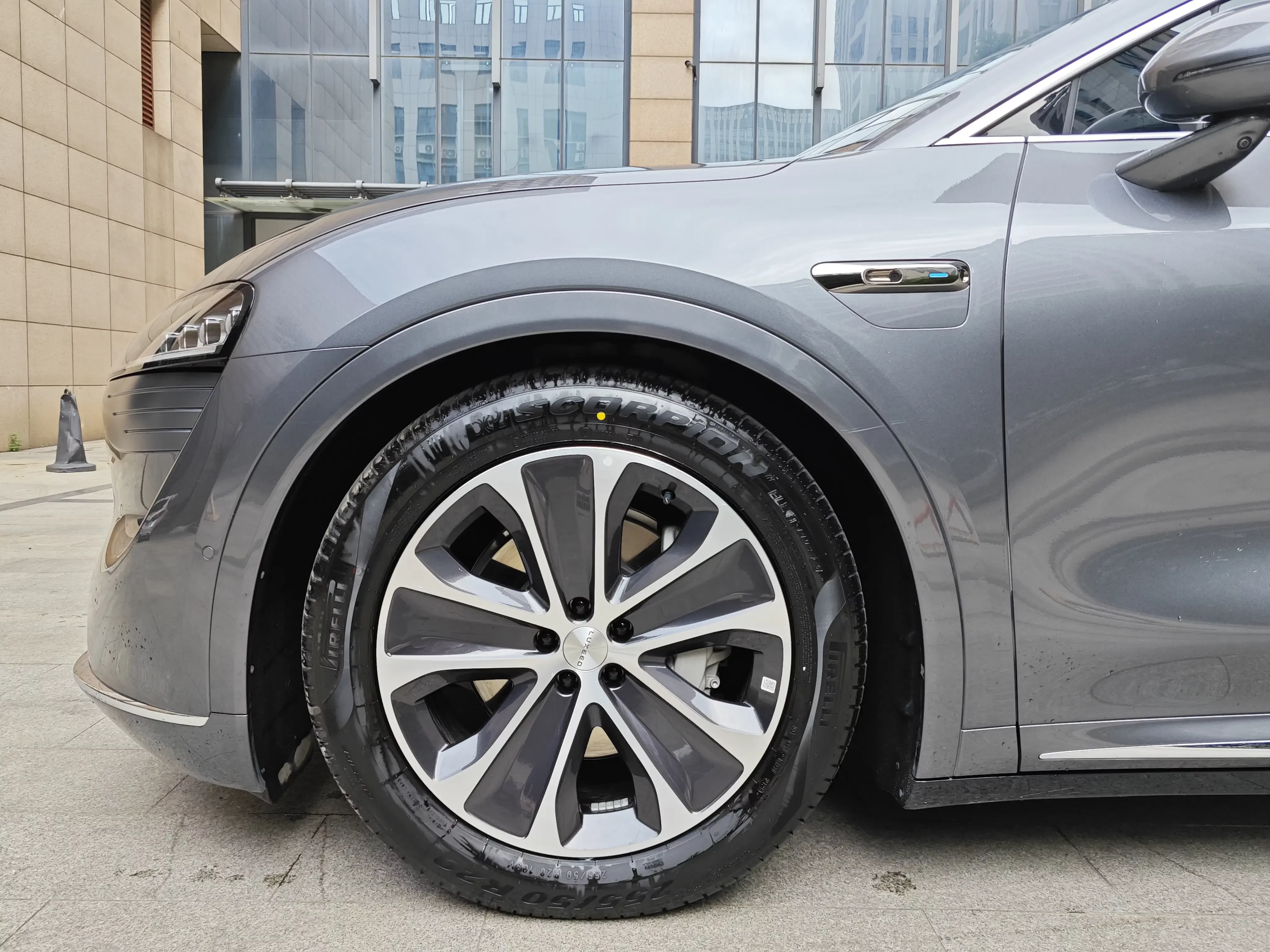 Luxeed Zhijie R7