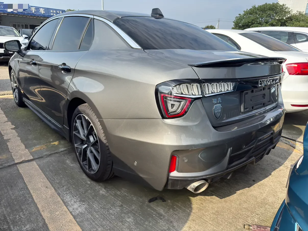 Lynk & Co 03
