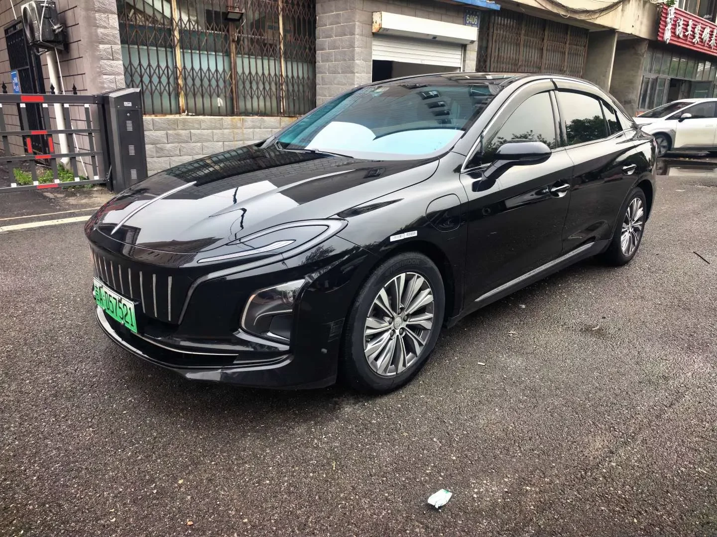Hongqi E-QM5  из Китая