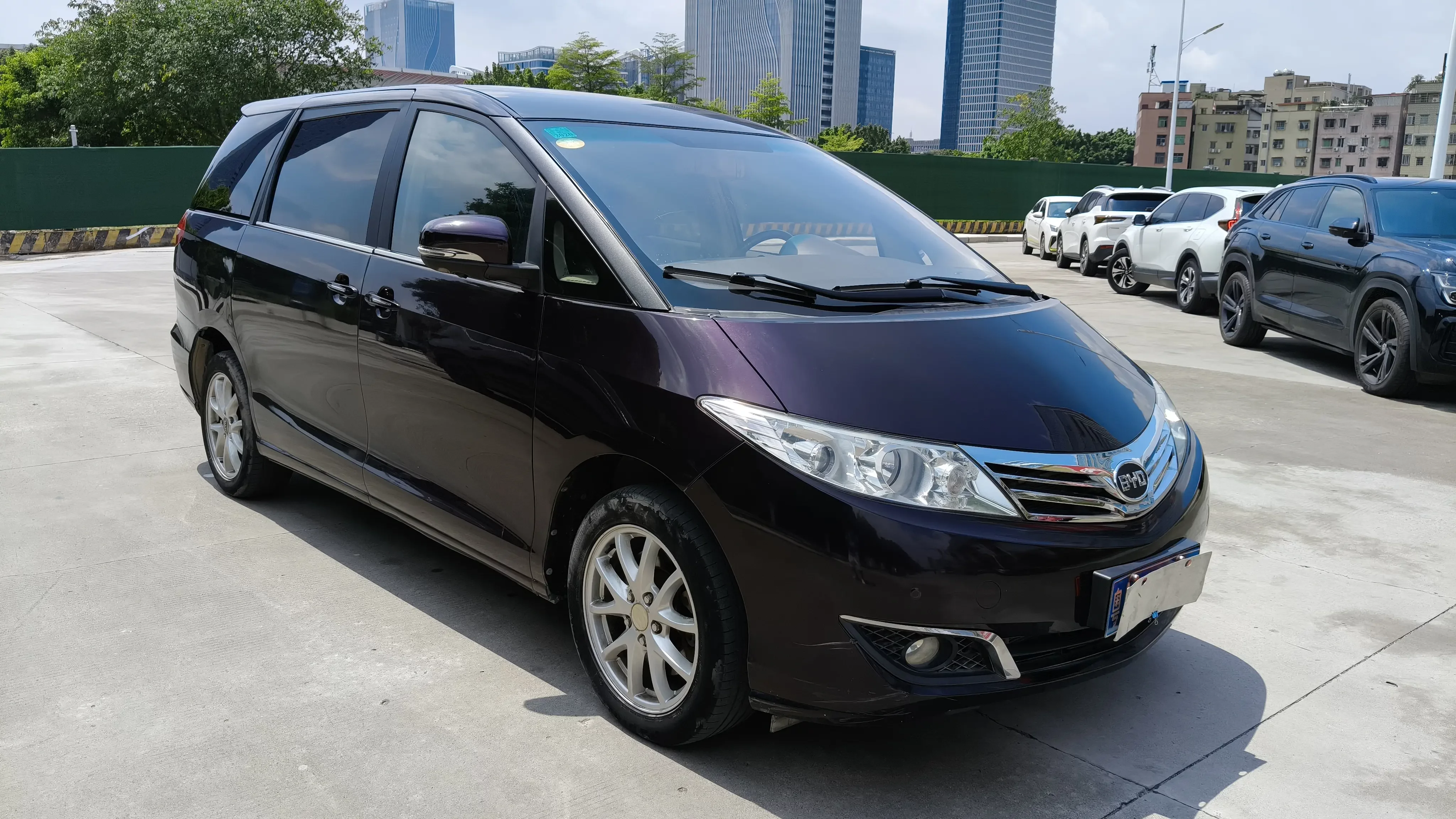BYD M6