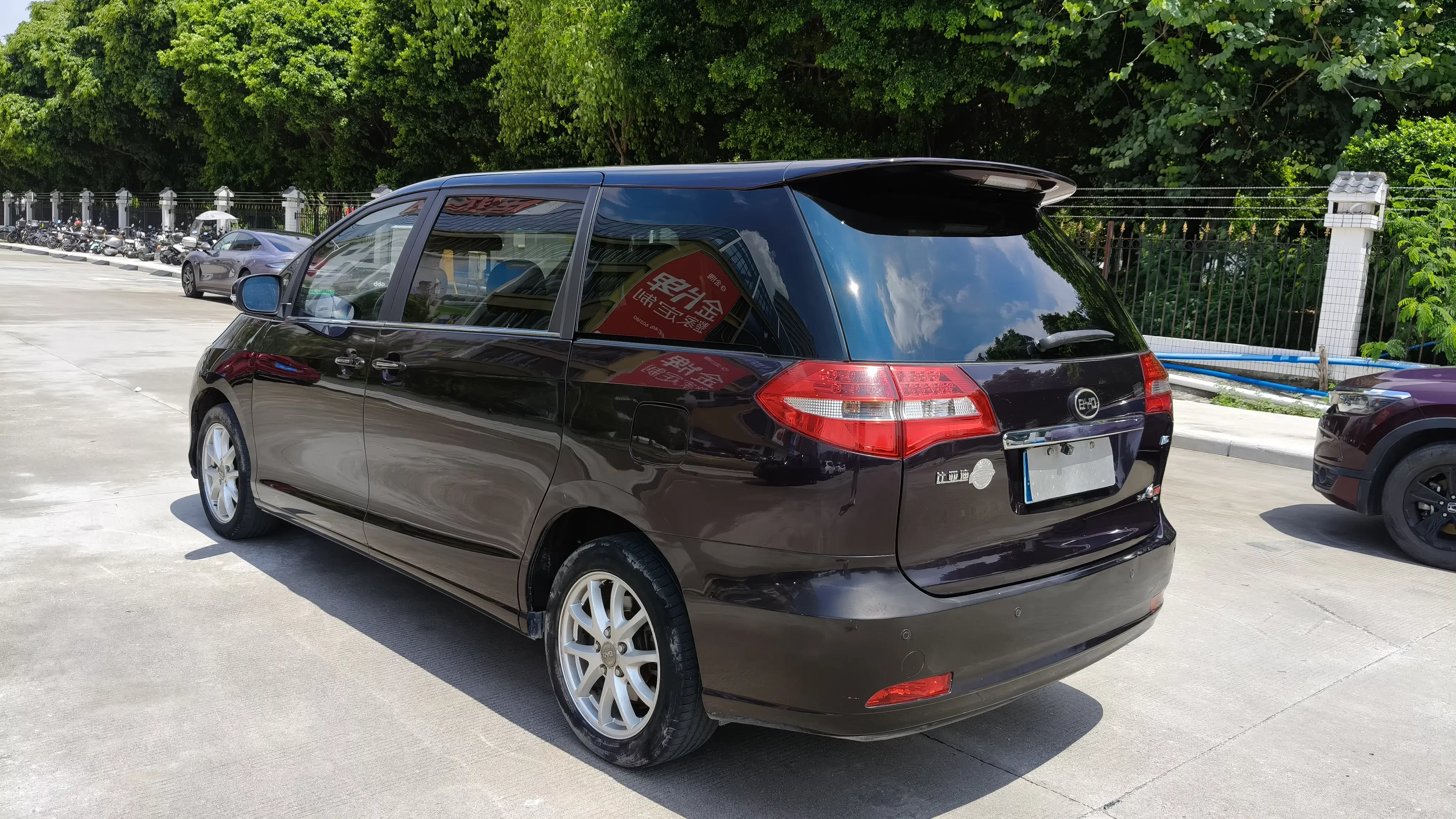 BYD M6