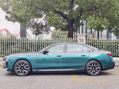 BMW i7
