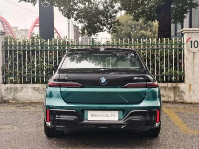 BMW i7