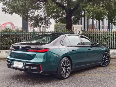BMW i7