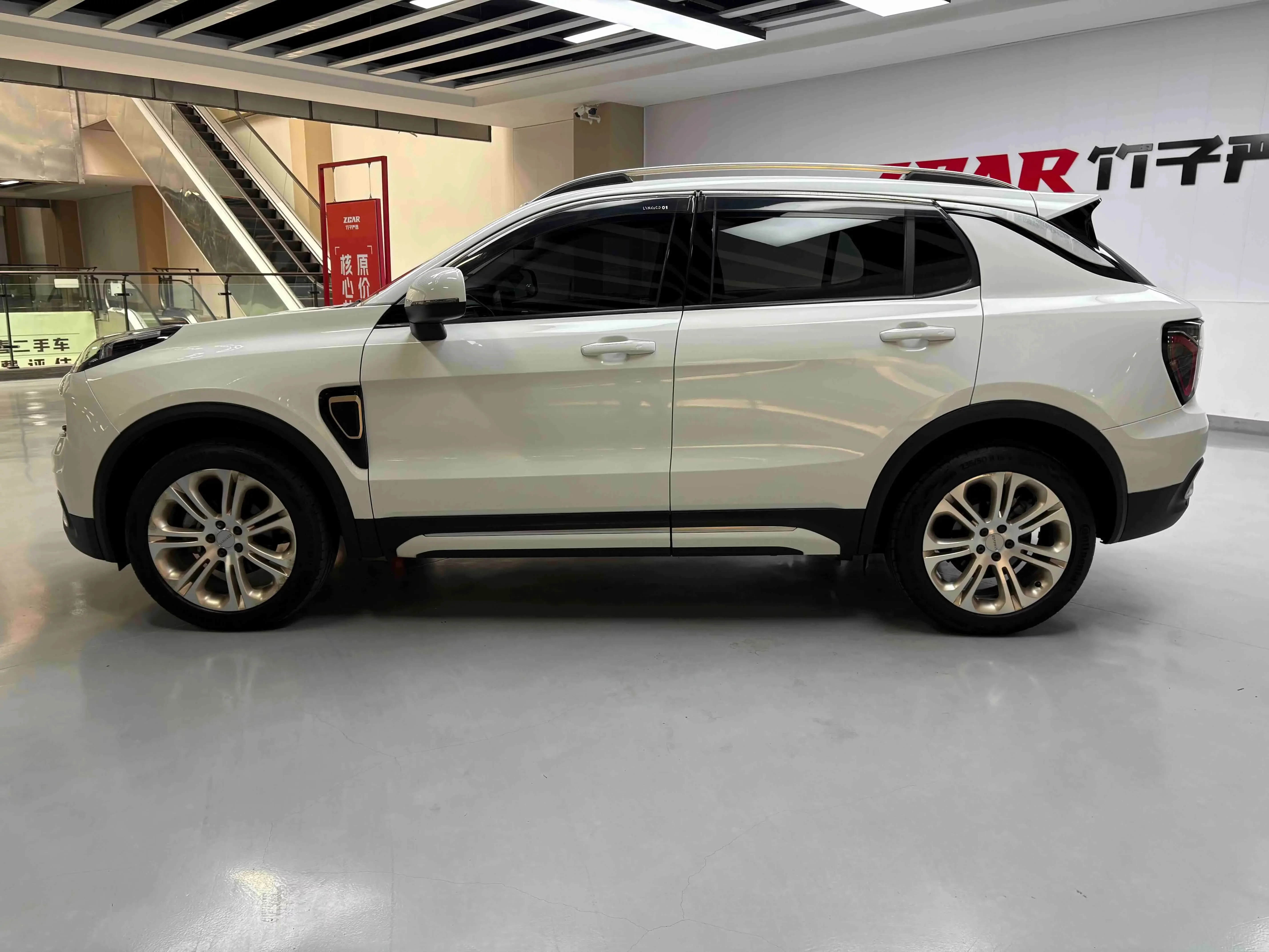 Lynk & Co 01