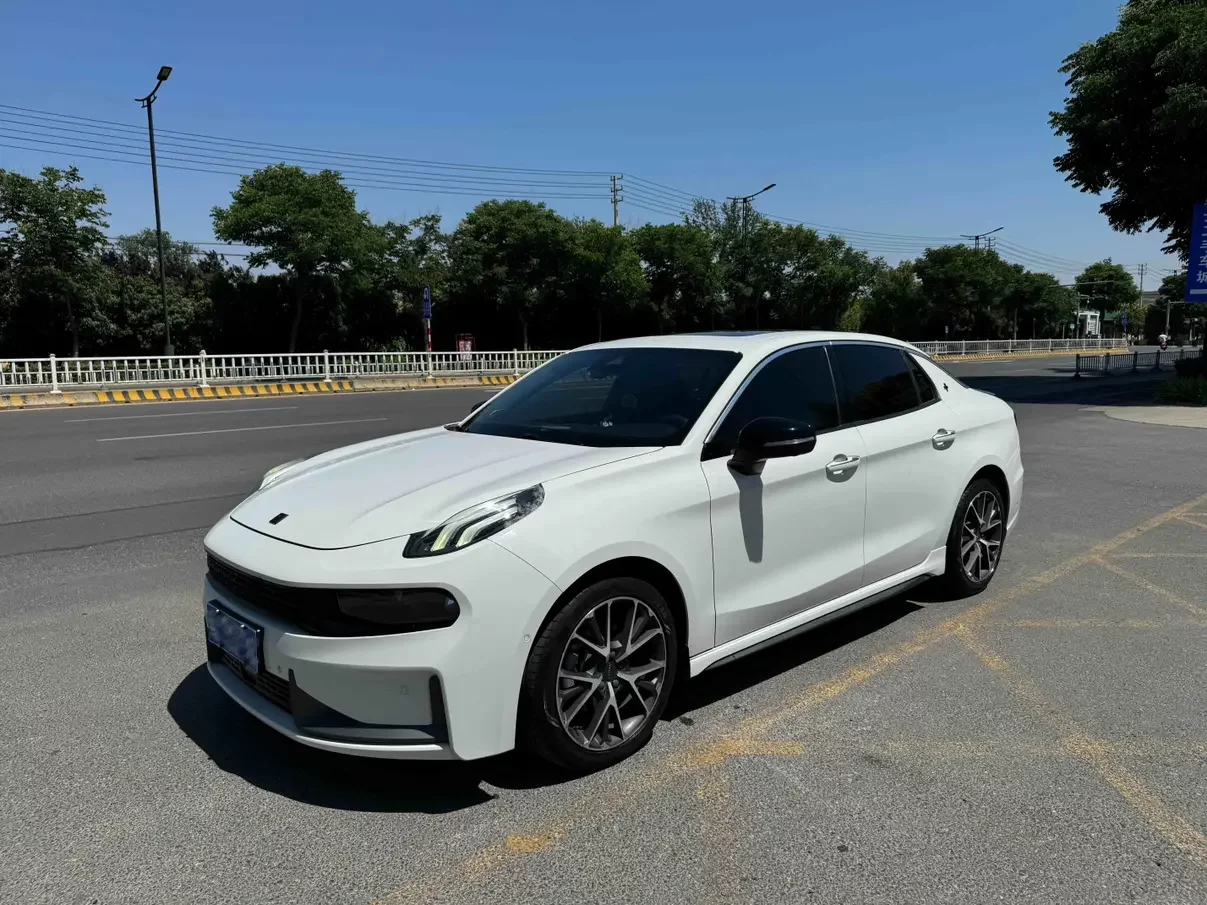 Lynk & Co 03
