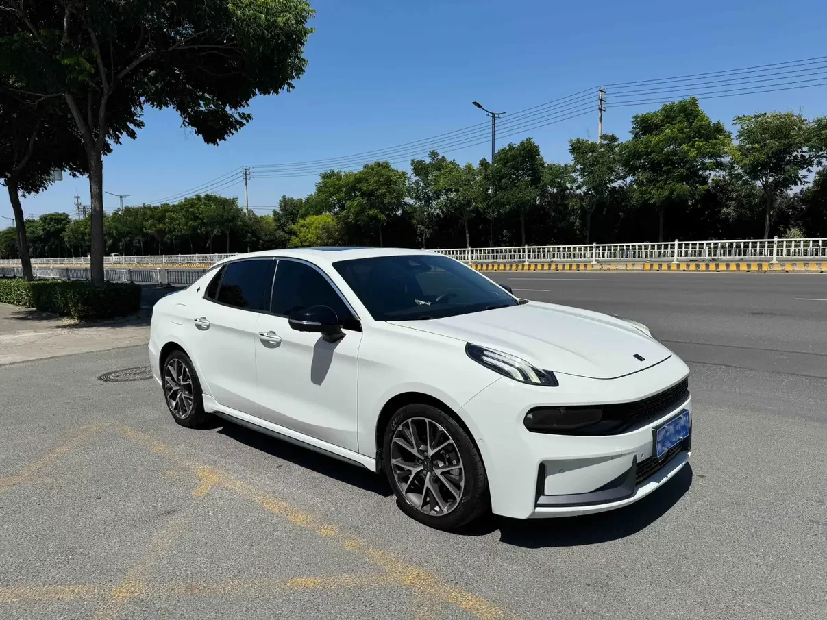 Lynk & Co 03