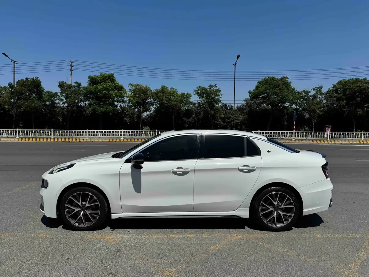 Lynk & Co 03
