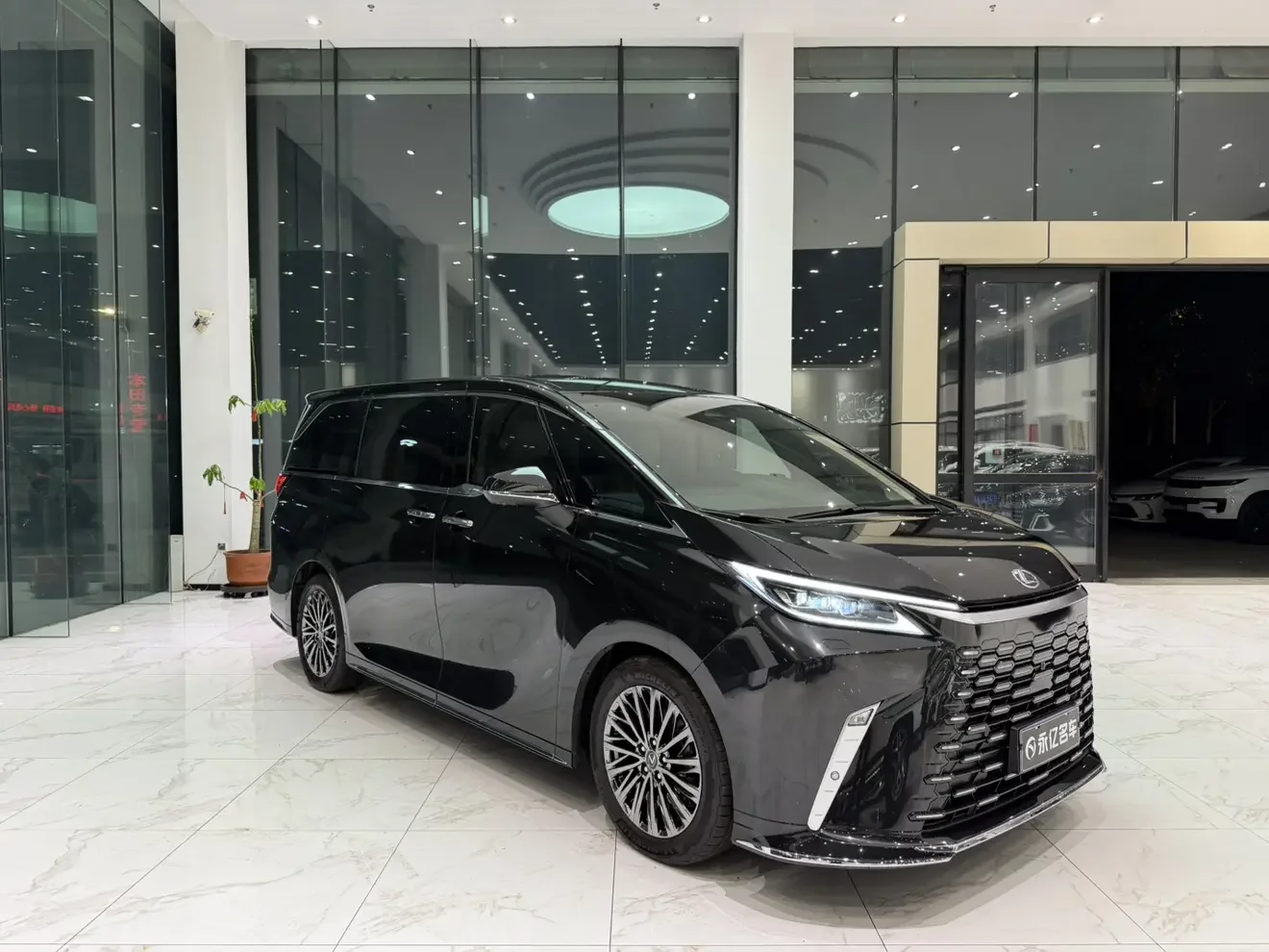 Lexus LM