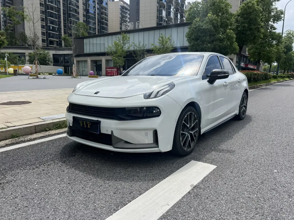 Lynk & Co 03