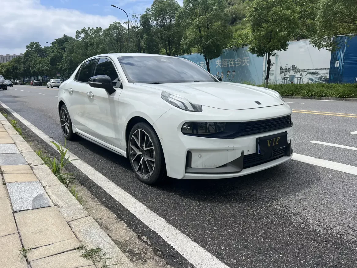 Lynk & Co 03