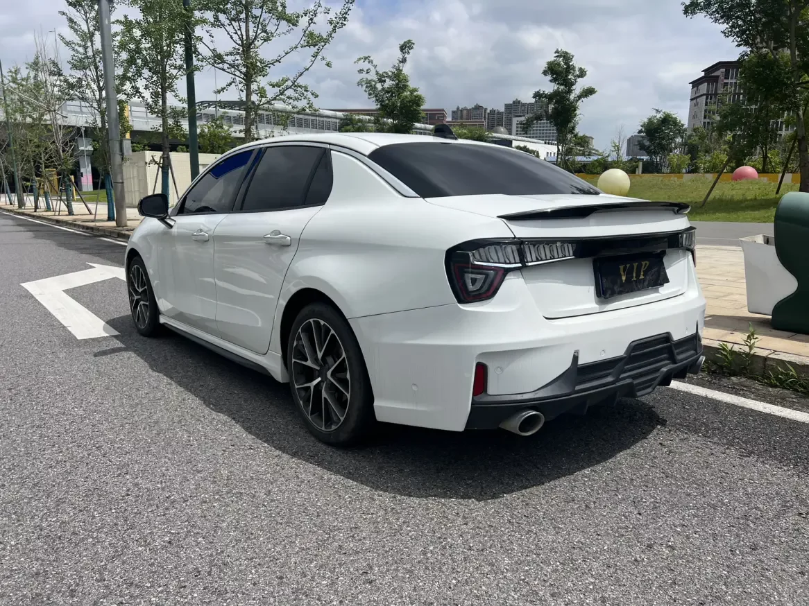 Lynk & Co 03