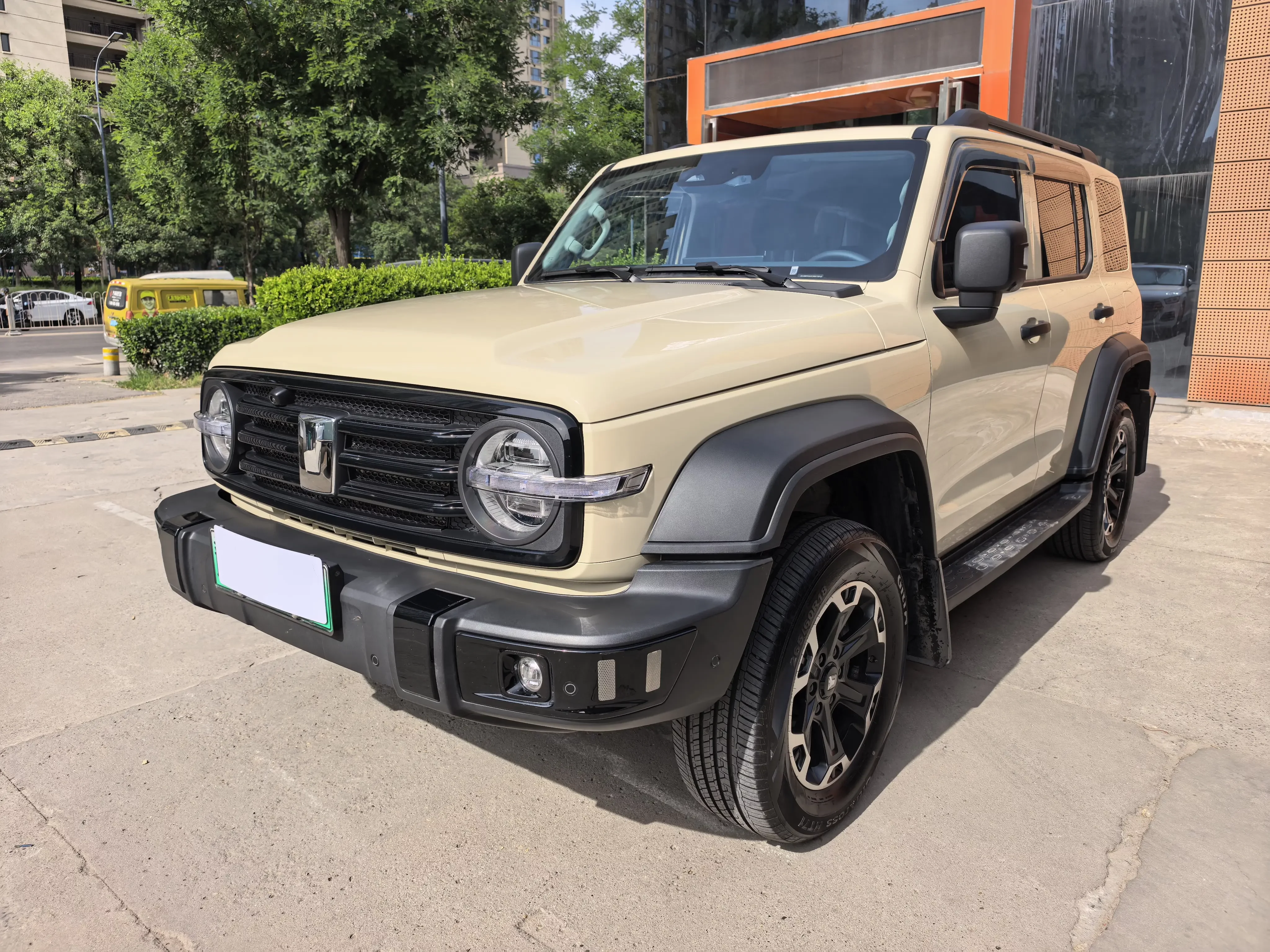 Tank 300 Hi4-T