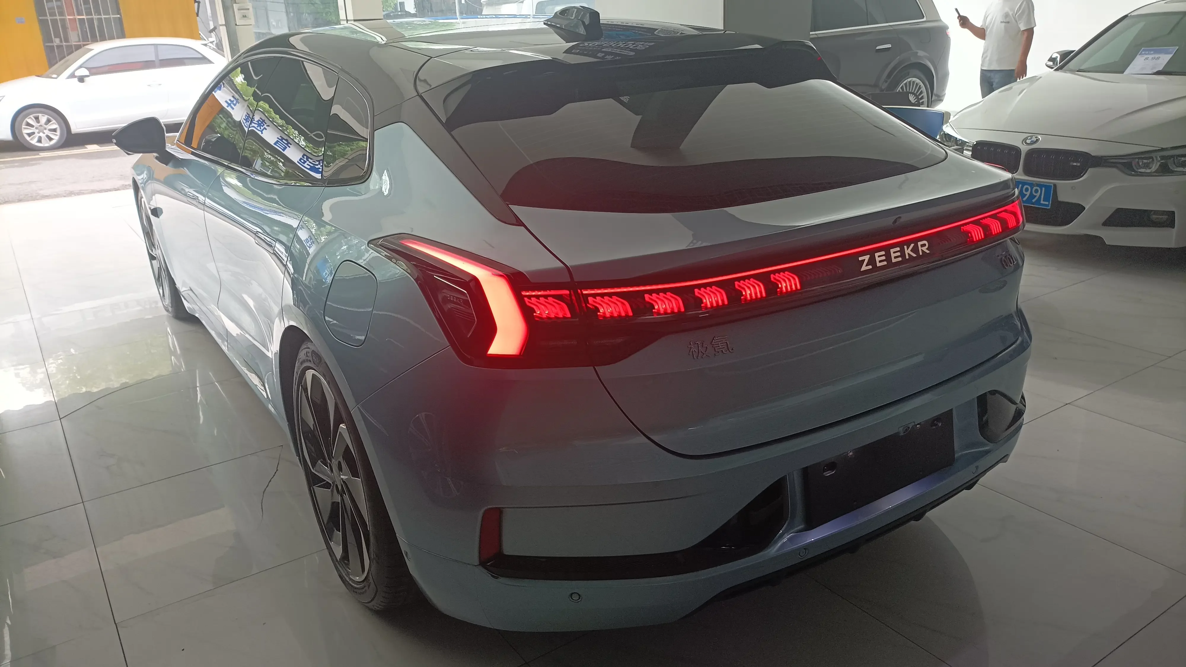 ZEEKR 001
