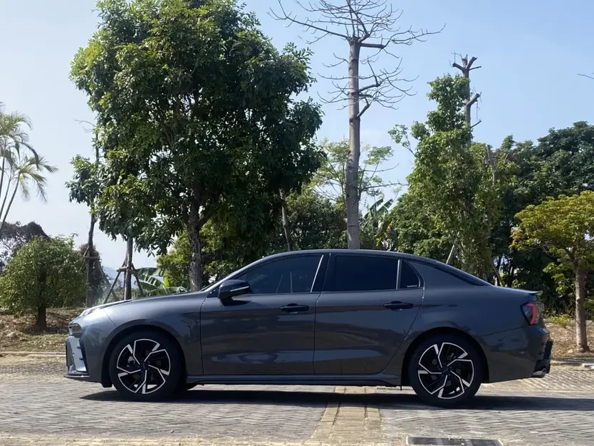 Lynk & Co 03
