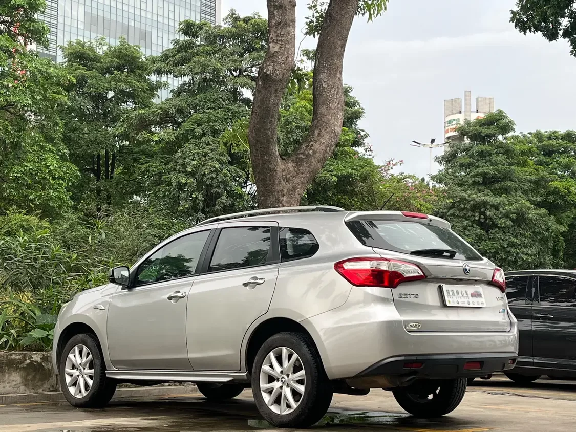 Kai Chen Venucia T70