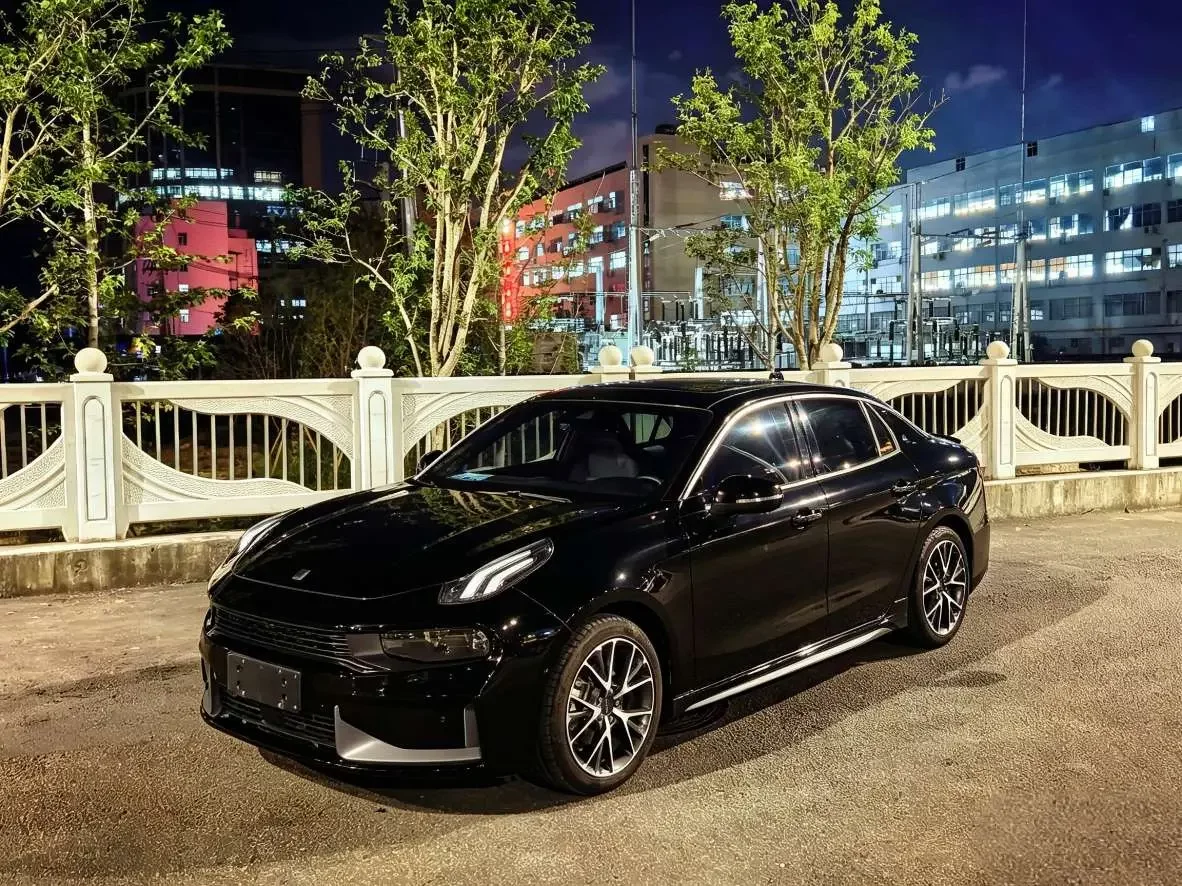 Lynk & Co 03