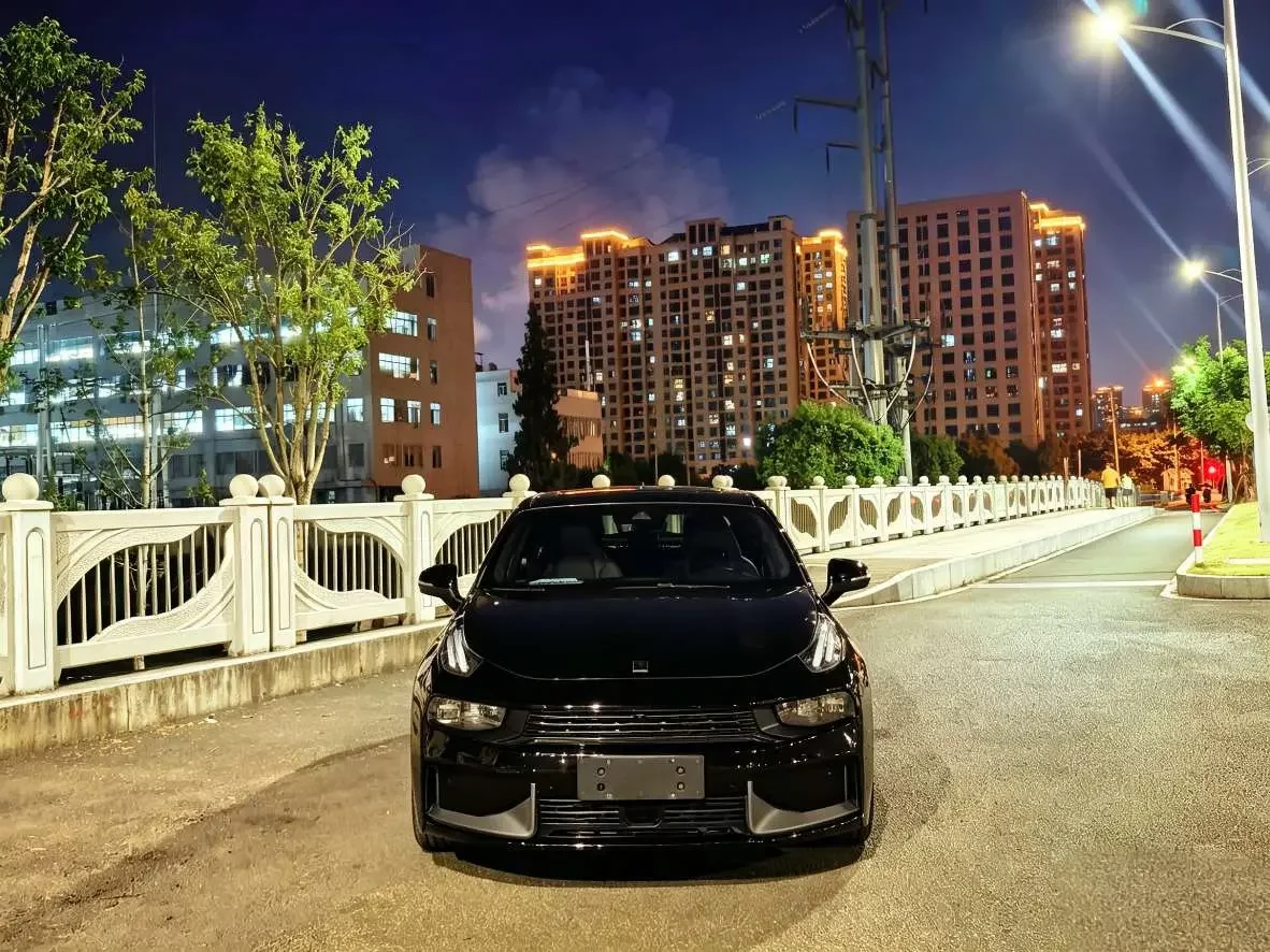 Lynk & Co 03