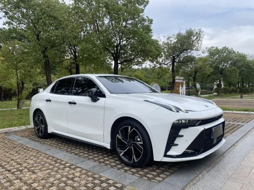 Lynk & Co 03