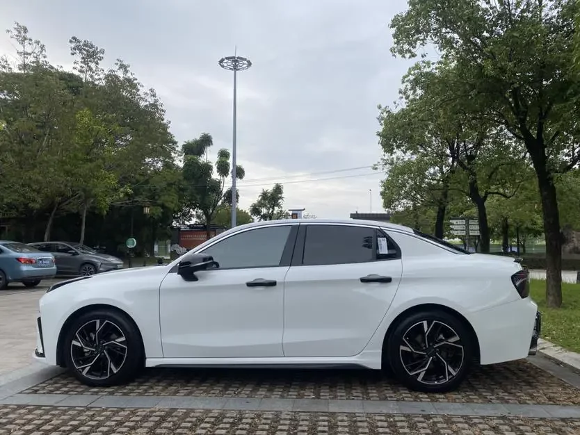 Lynk & Co 03
