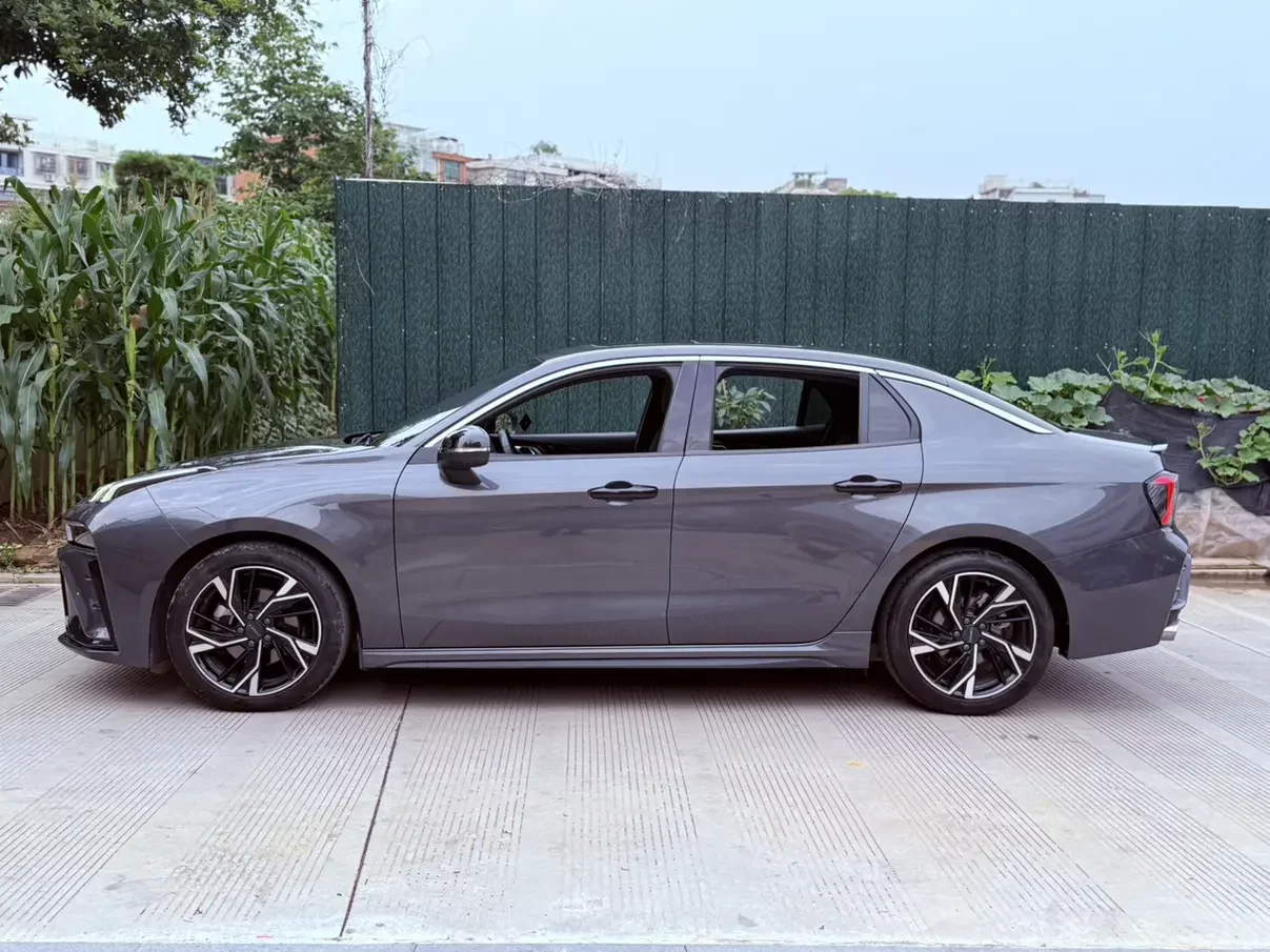 Lynk & Co 03