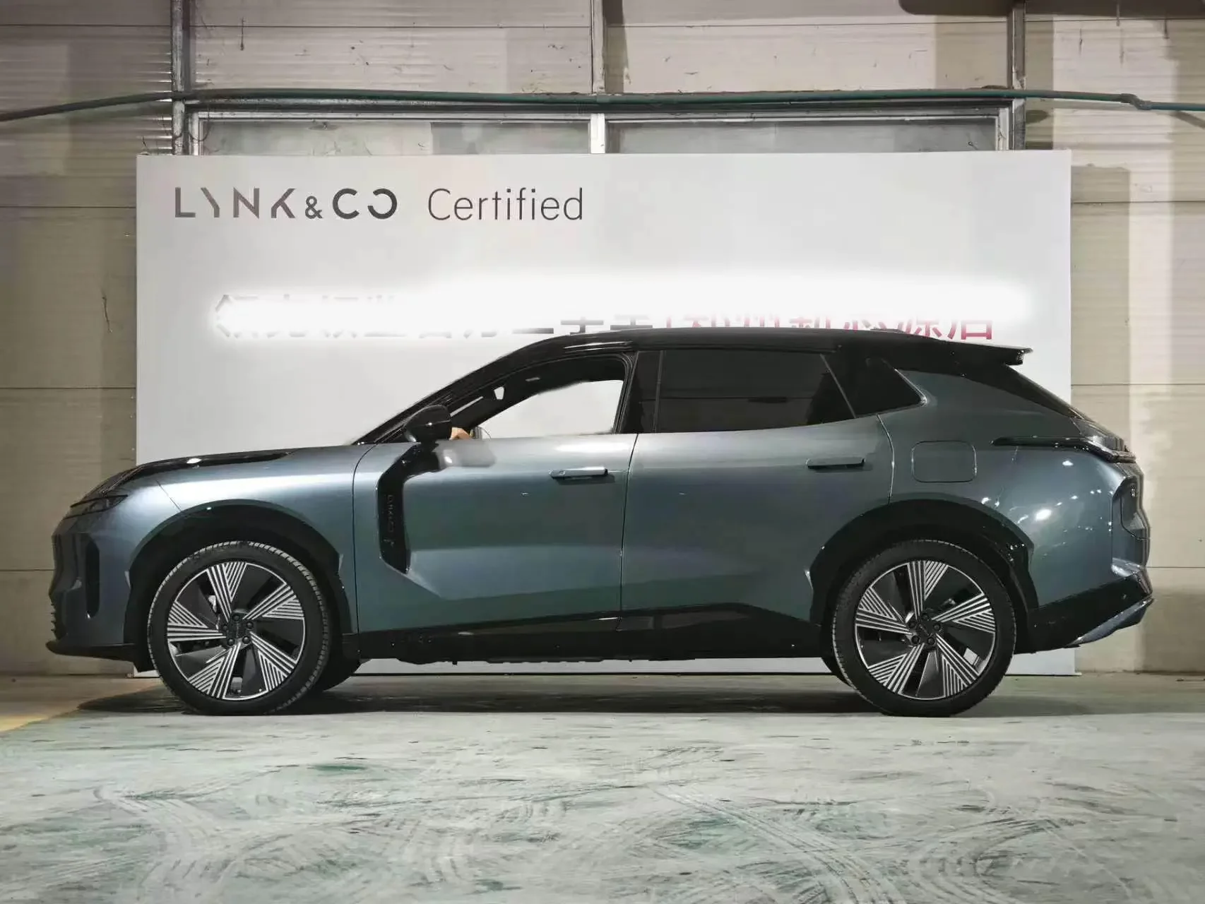 Lynk & Co 08 EM-P