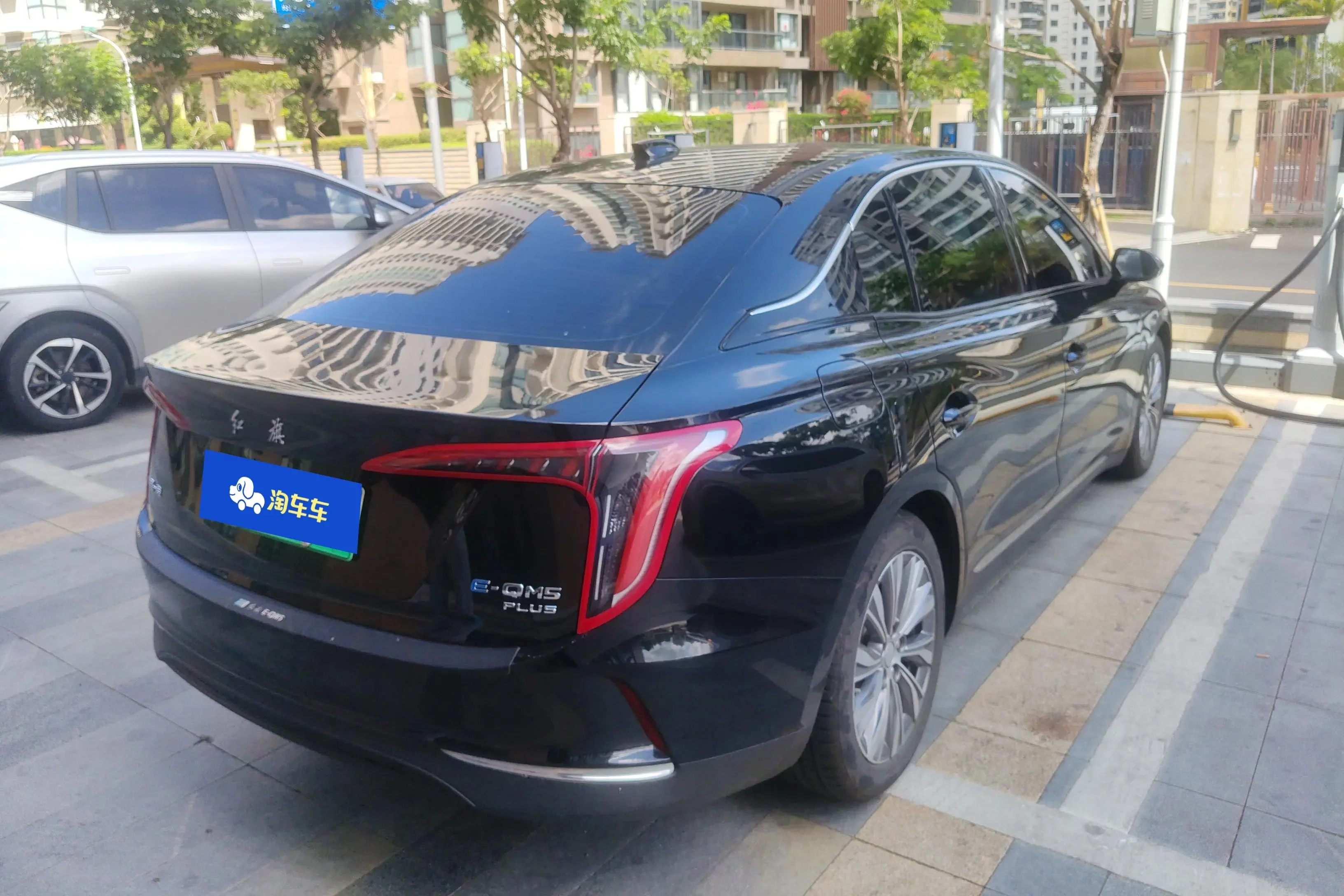 Hongqi E-QM5