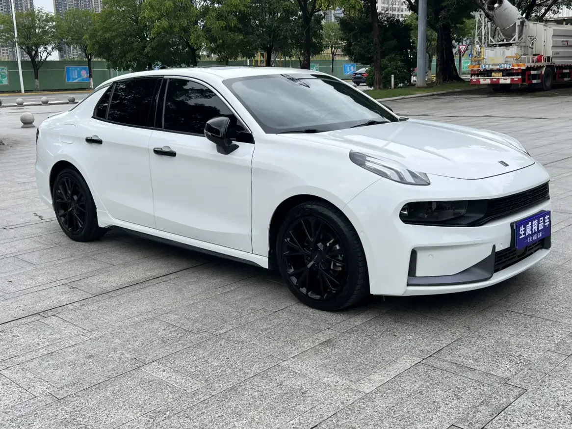 Lynk & Co 03