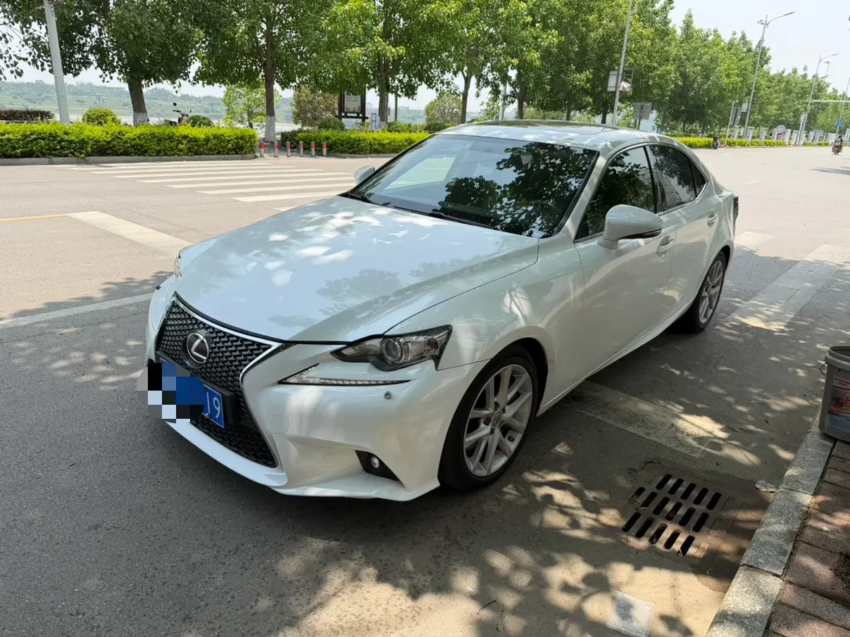 Lexus IS