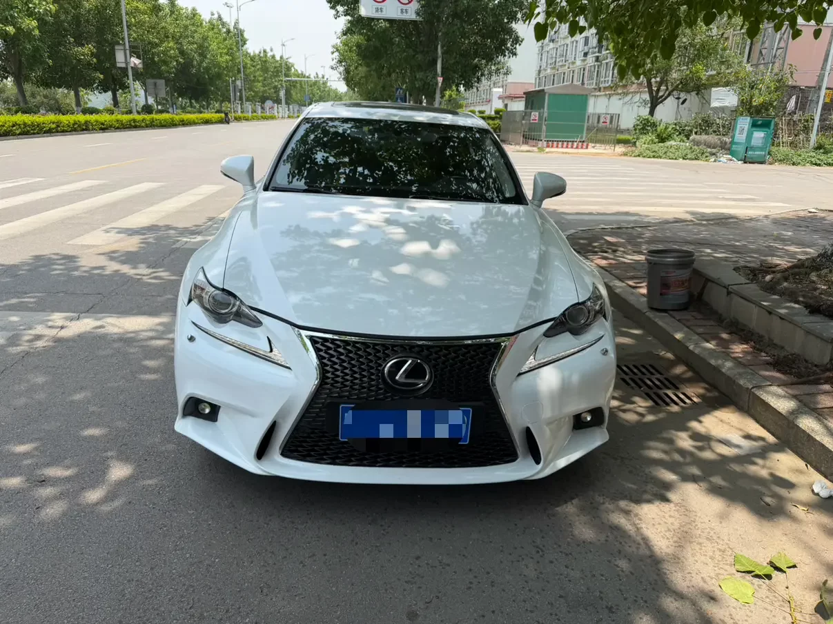 Lexus IS