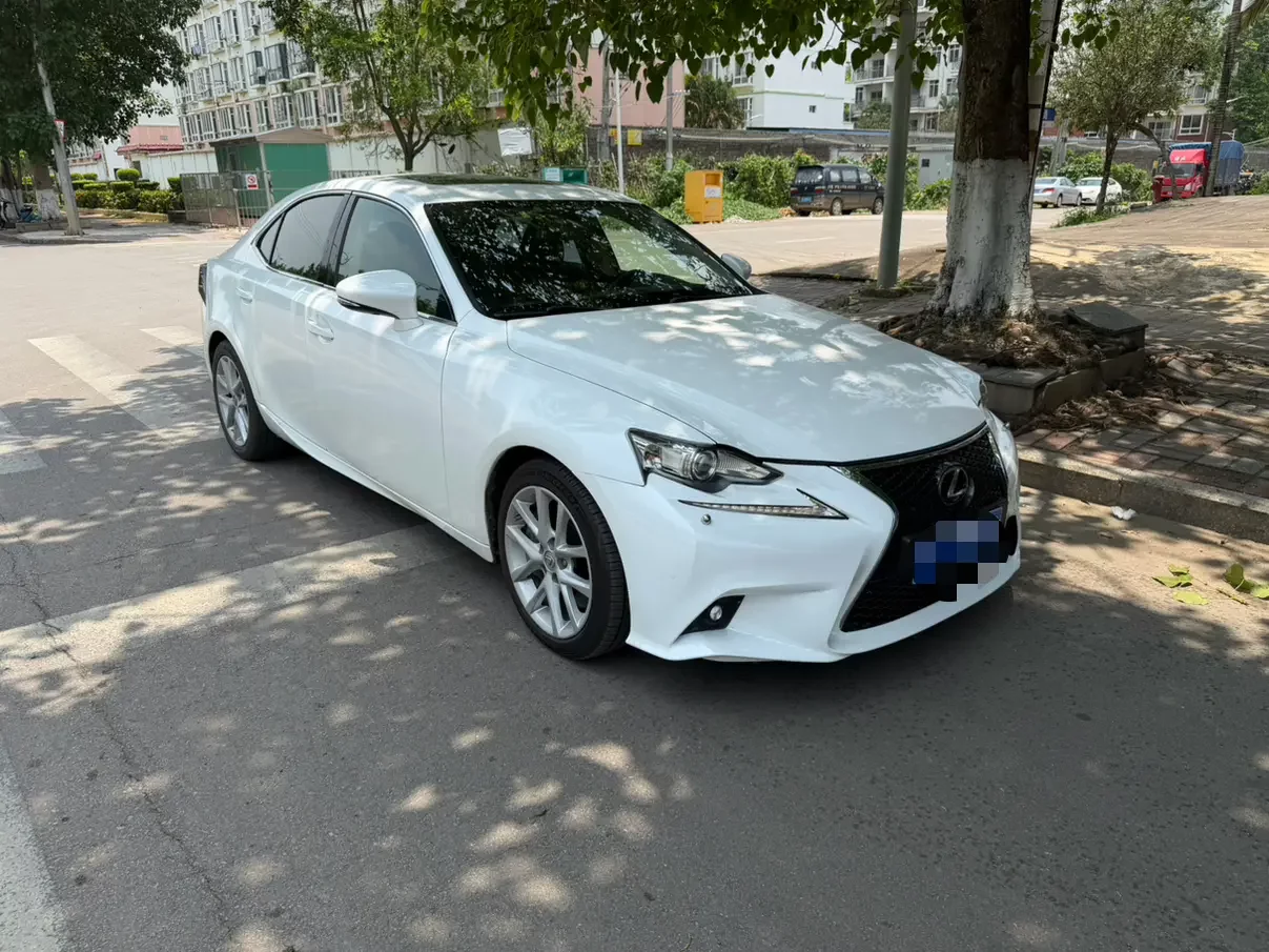 Lexus IS