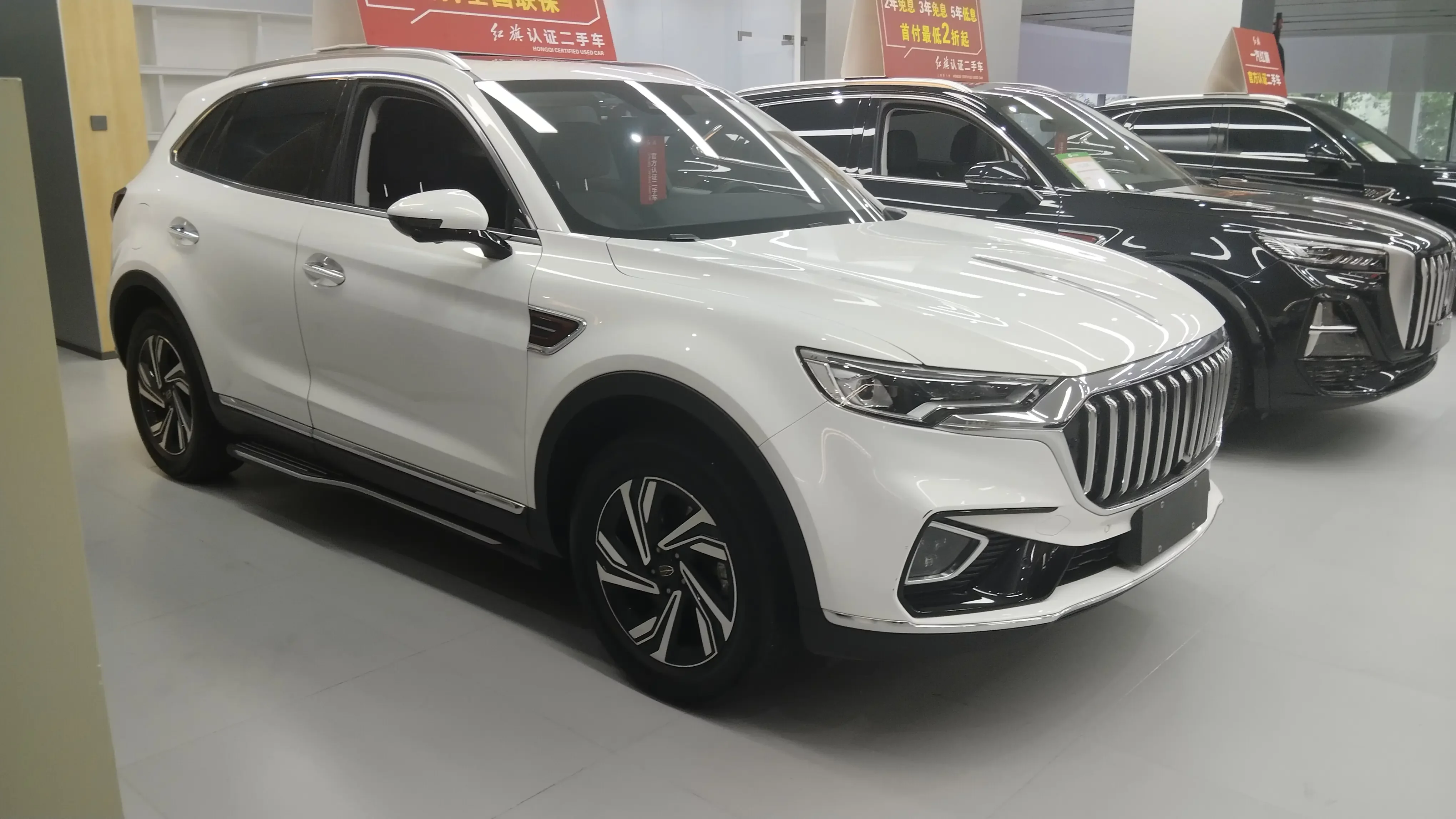 Hongqi HS5
