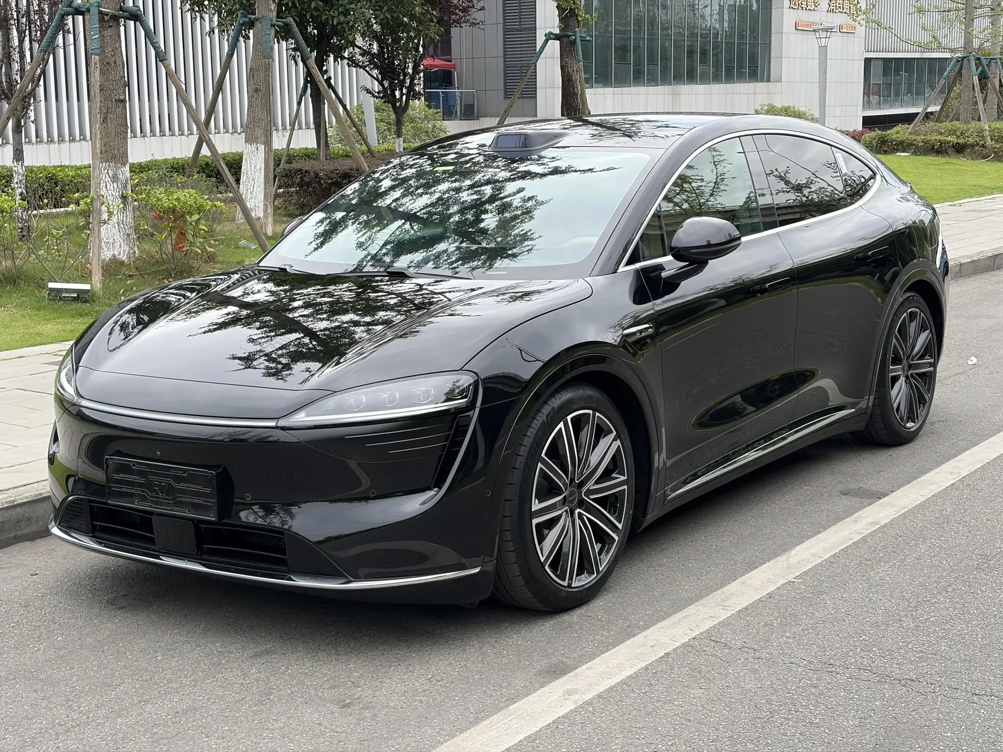 Luxeed Zhijie R7