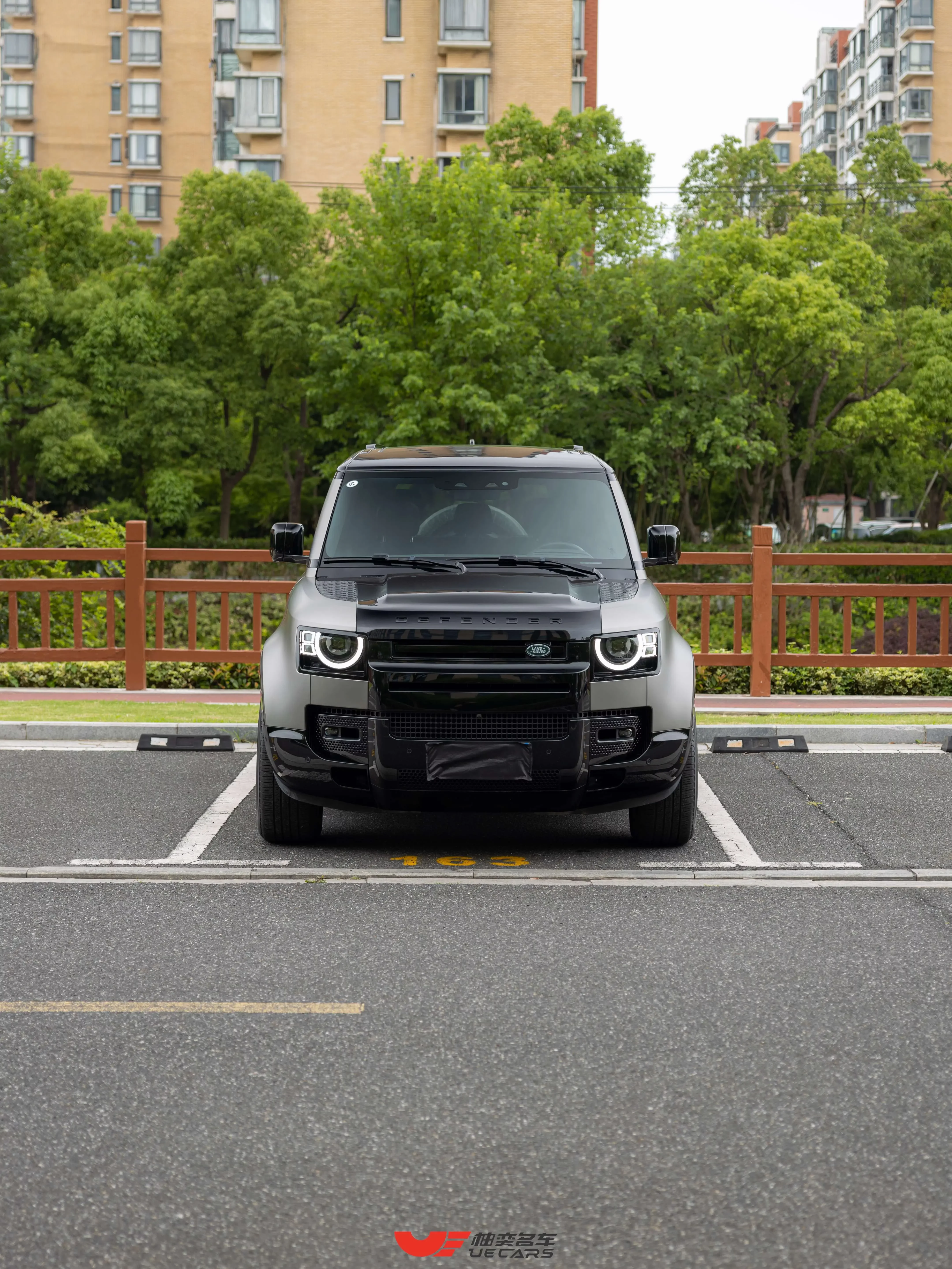 Land Rover guard
