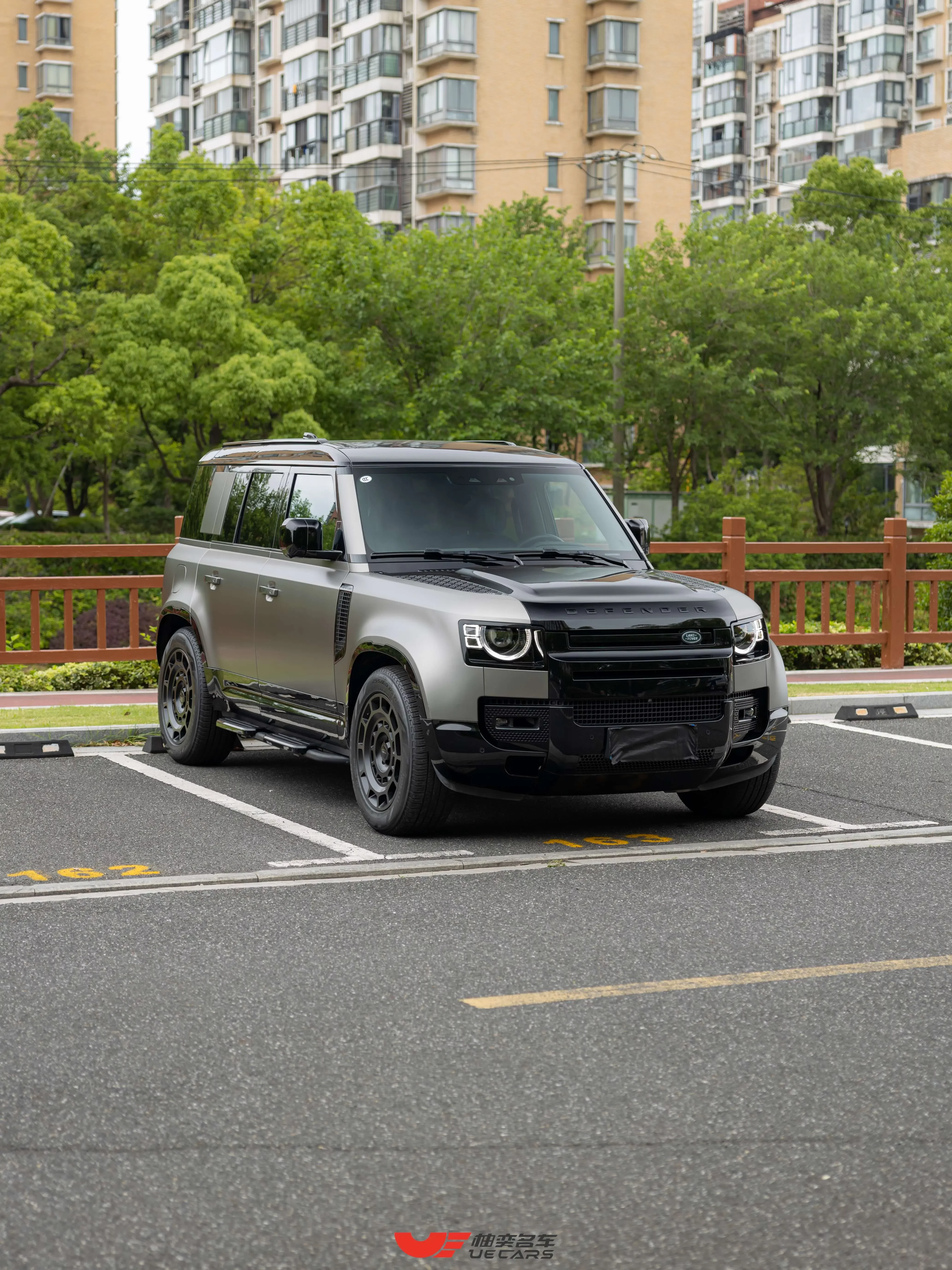 Land Rover guard