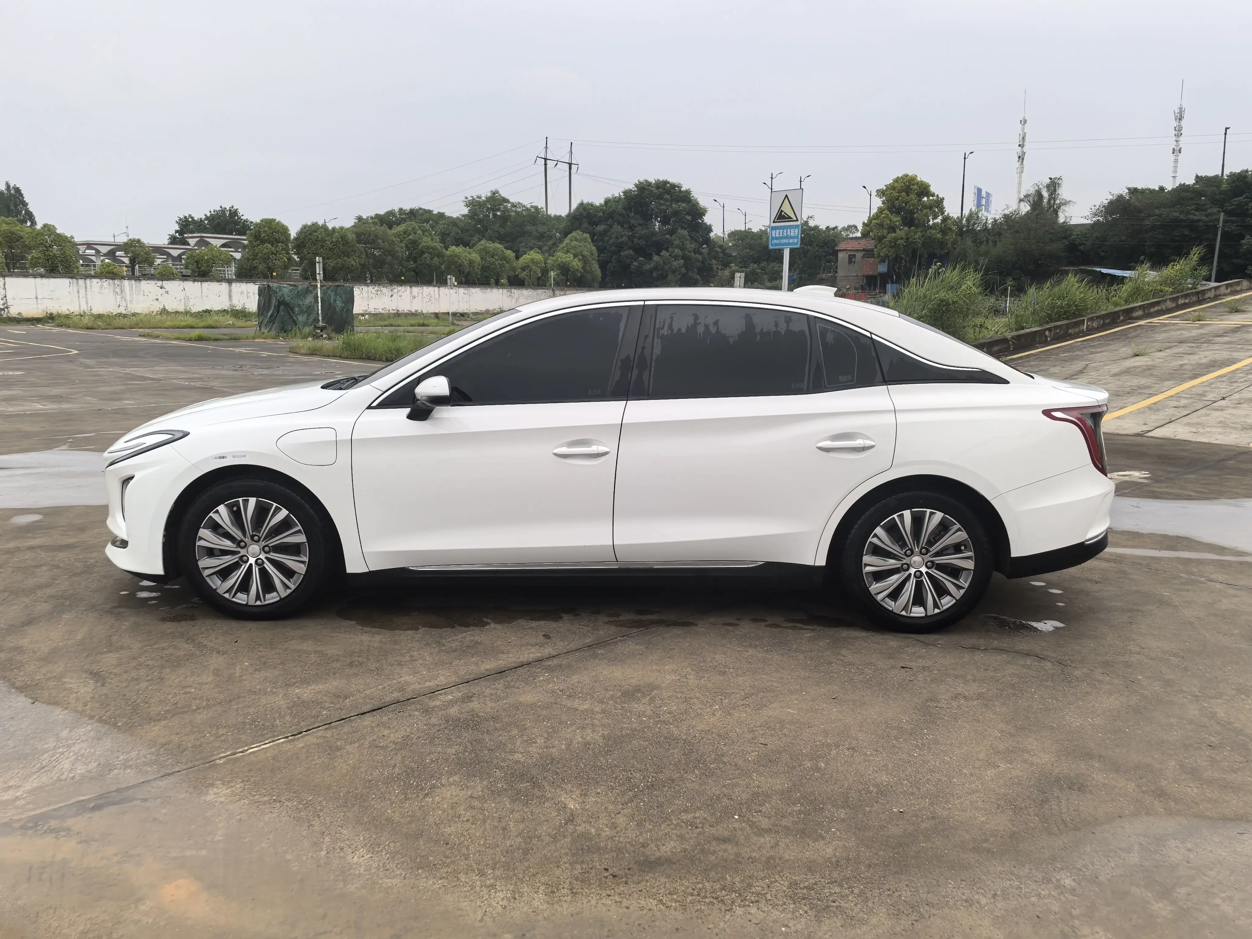 Hongqi E-QM5