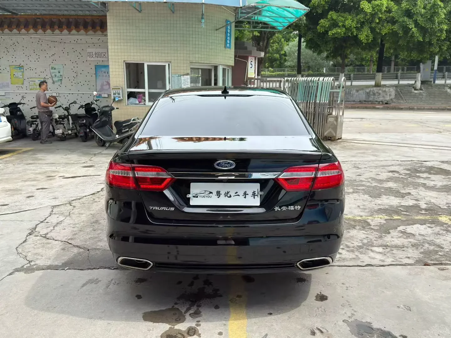 Ford Taurus