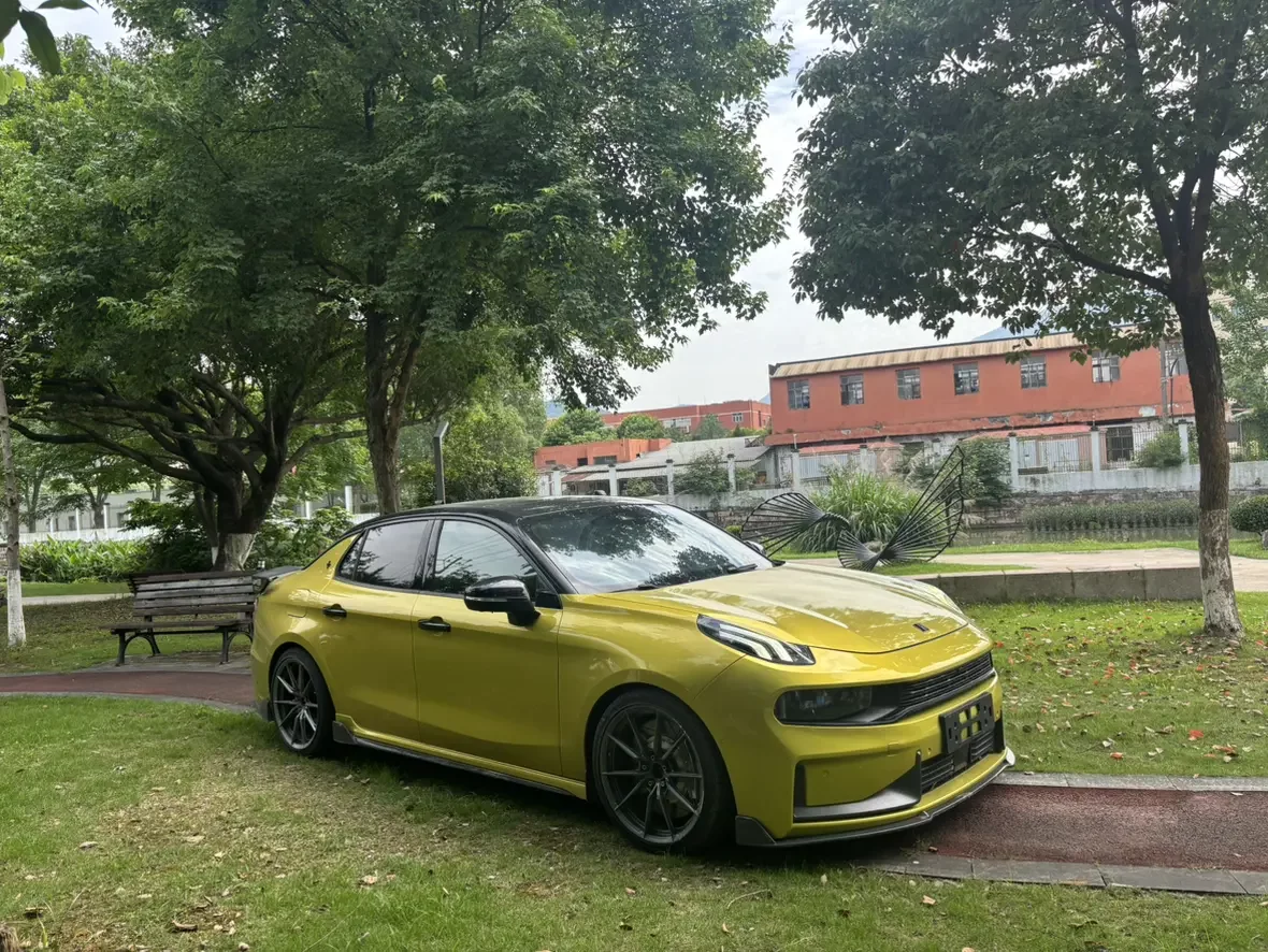 Lynk & Co 03