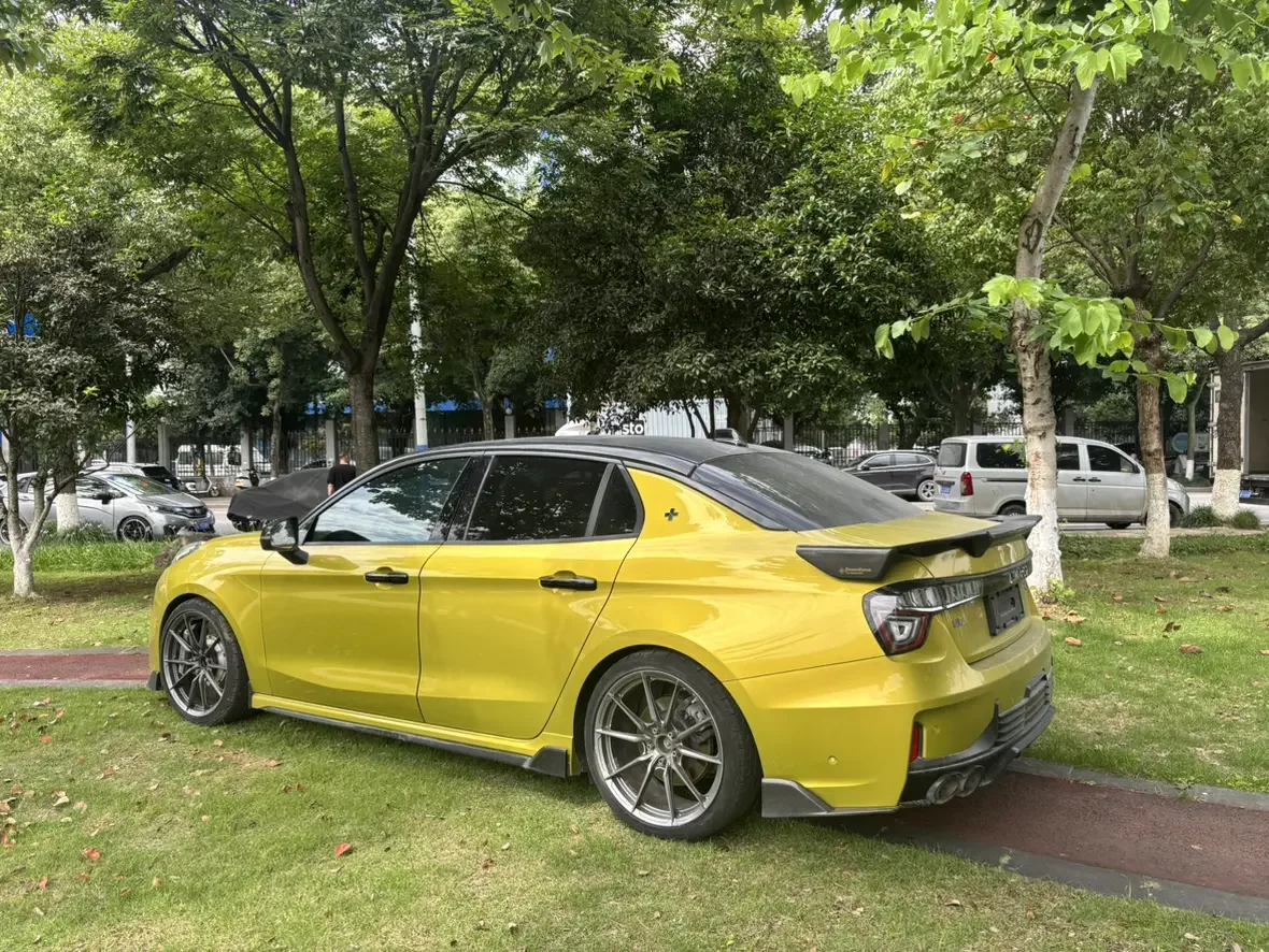Lynk & Co 03