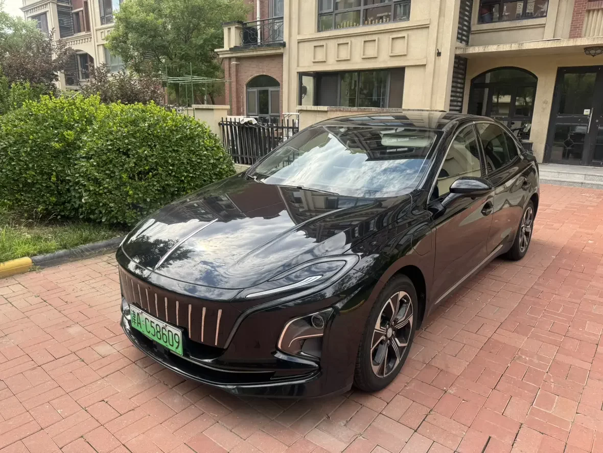 Hongqi E-QM5