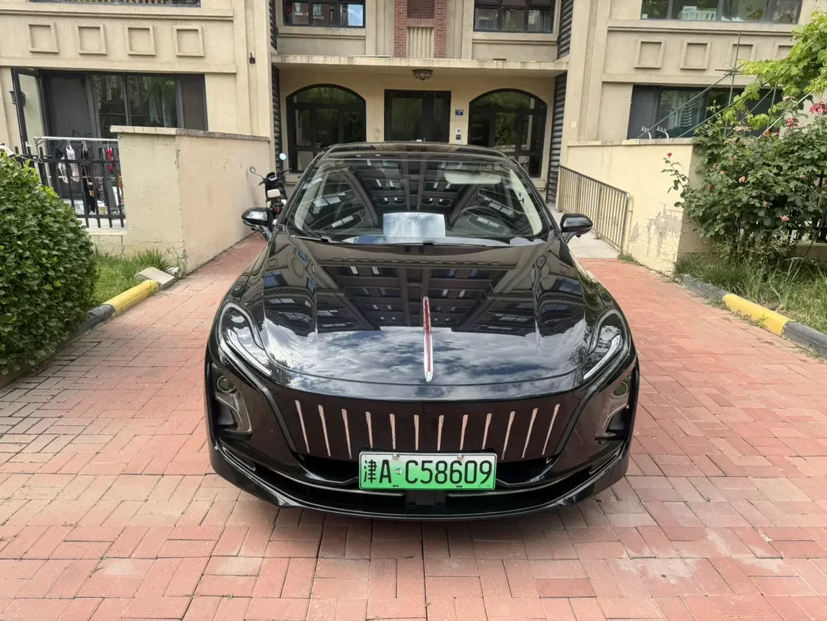 Hongqi E-QM5