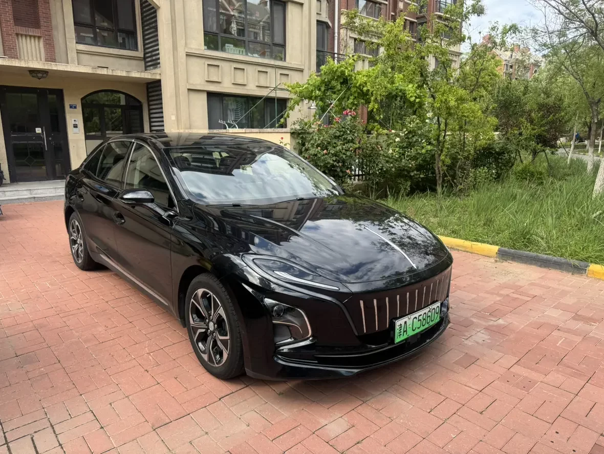 Hongqi E-QM5