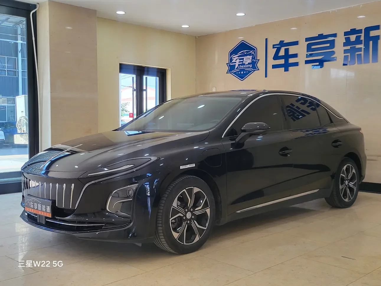 Hongqi E-QM5