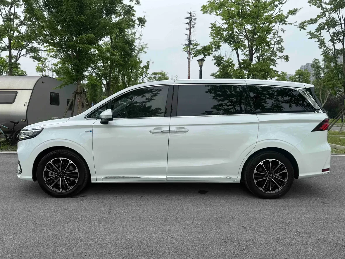 Roewe iMAX8