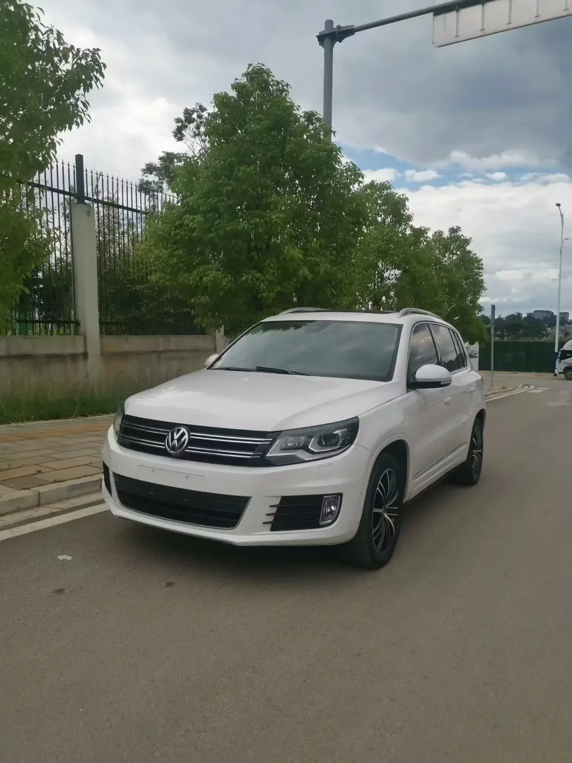 Volkswagen Tiguan (Tharu)